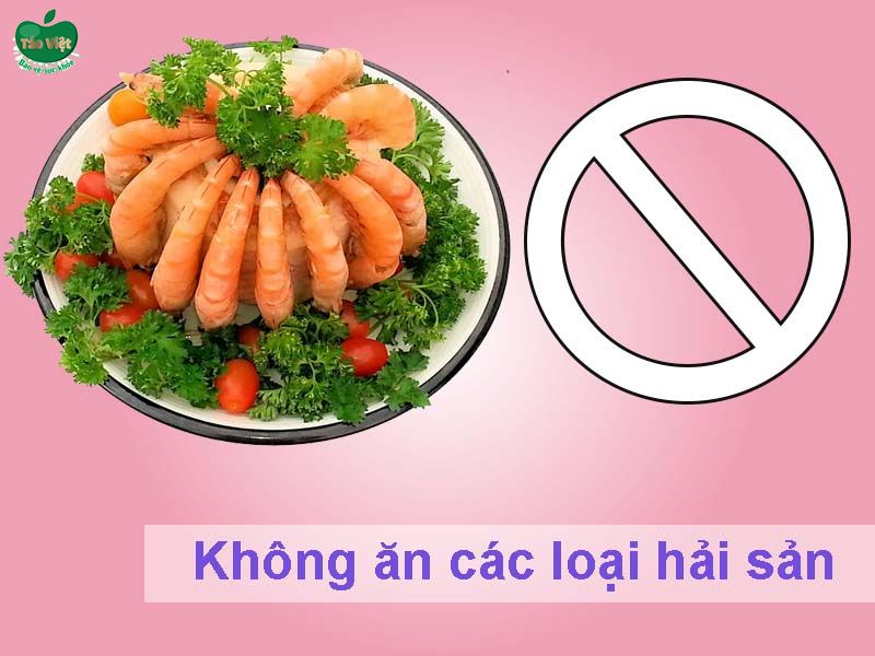 Không ăn các loại hải sản như tôm, cua, ốc, cá